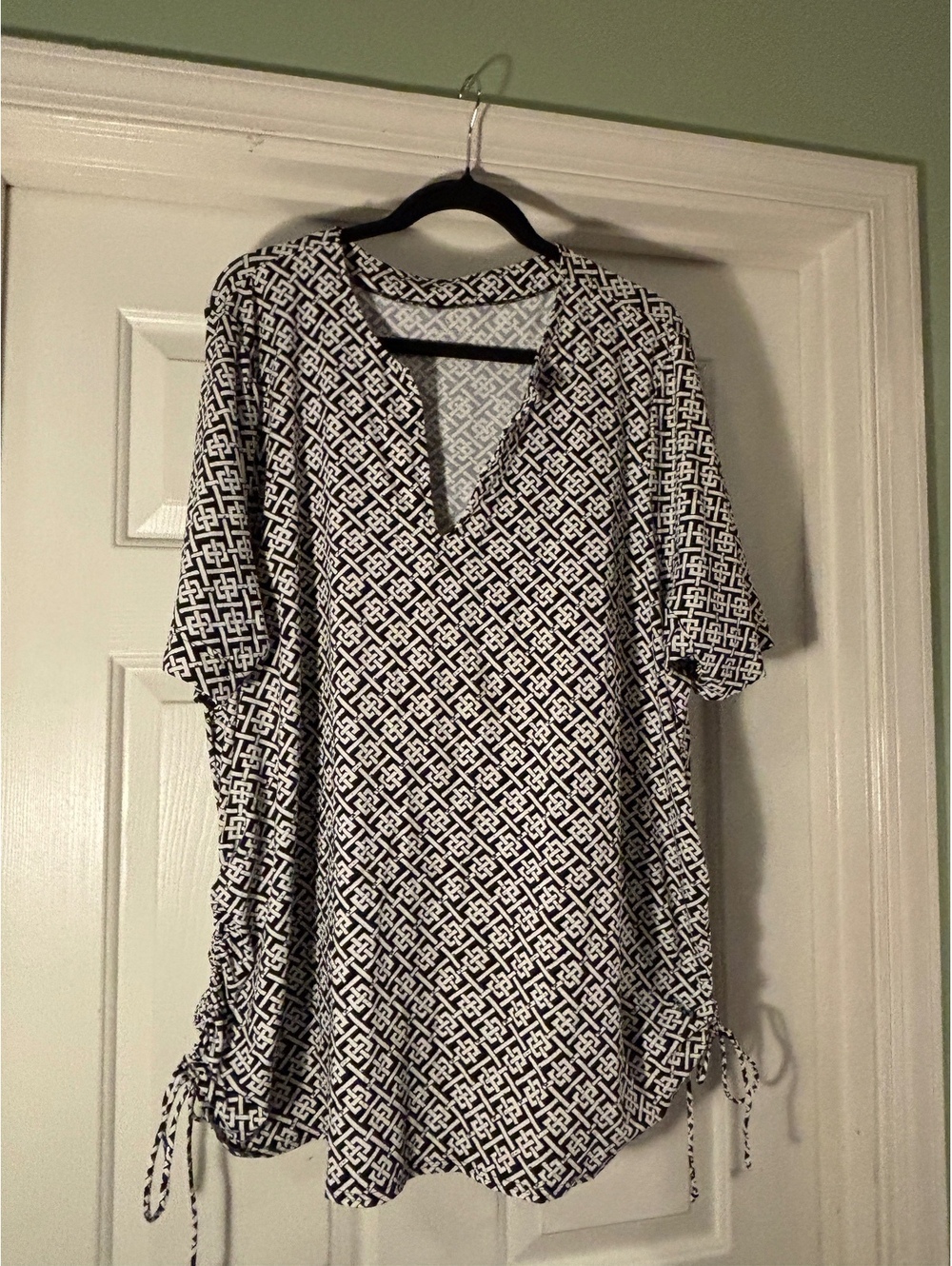 Lands' End Women's Black and White Rash Guard Size 3x (24W-26W)
